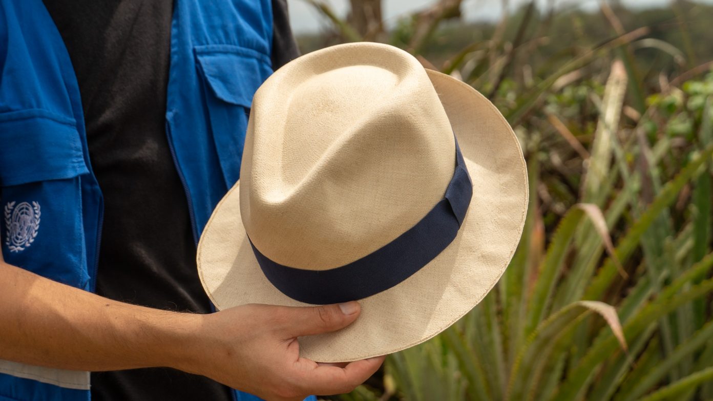 Un sombrero de paja toquilla fino en un campo de toquilla